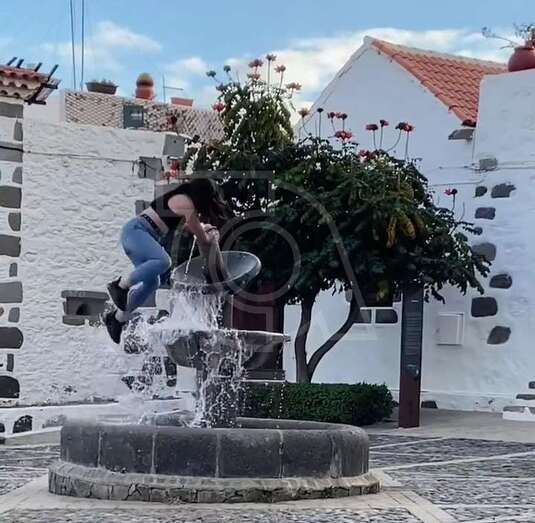 Momento en que la joven se cae del vaso superior del surtidor tras doblarse este por el peso de la menor/TA.