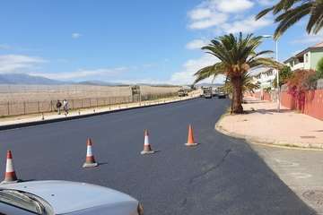 Trabajos de asfaltado del ensanche de la carretera de Melenara/TA.
