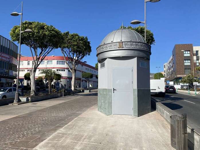 Baño público en la rambla de Arnao/TA.