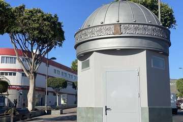 Baño público instalado en la rambla de Arnao/TA.