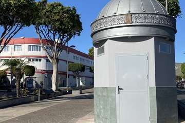 Baño público instalado en la rambla de Arnao/TA.