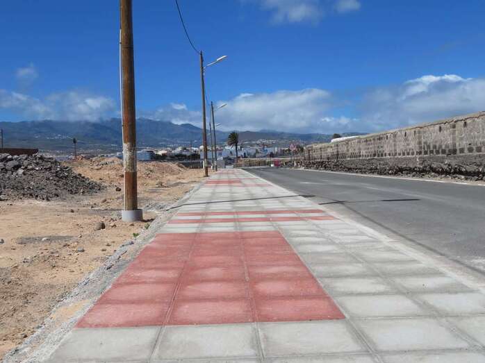 Acera que conduce desde la rotonda de Las Rubiesas al colegio Príncipe de Asturias/TA.