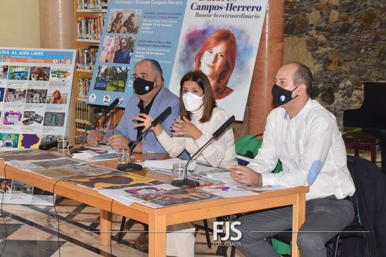 La alcaldesa Carmen Hernández (c), el gerente de Gestel, Jesús Suárez (i), y el concejal de Cultura, Juan Martel (d)/Francisco Javier Santana.