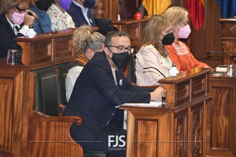 En primer plano, el nuevo edil de UP, César Santana, y al fondo la portavoz del PP, Sonsoles Martín, en el Pleno de este jueves/Francisco Javier Santana.