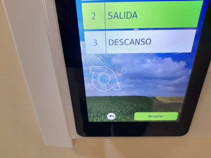 Aparato con la pantalla agrietada por el golpe recibido/TA.