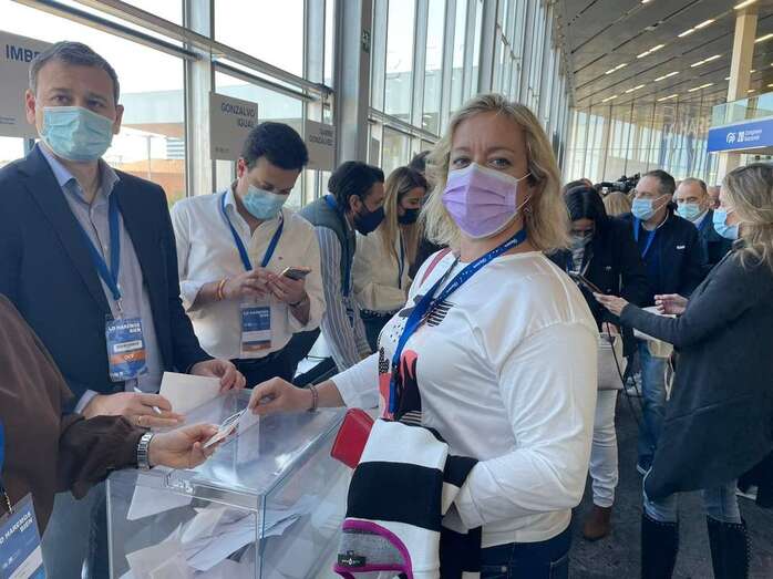 Momento de la votación de la concejala Sonsoles Martín esta mañana/TA.