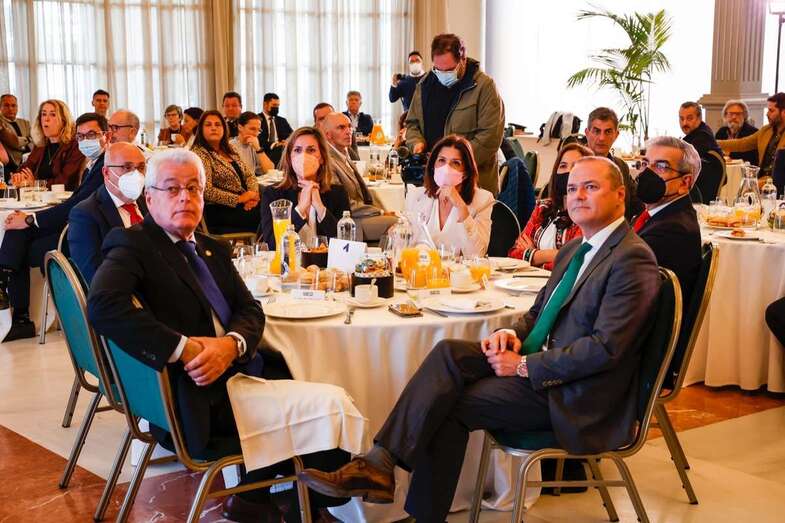 La alcaldesa de Telde, esta mañana, compartió mesa entre otras personas con el presidente de los empresarios de El Goro /TA.