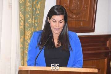 Lectura del manifiesto por Carla Demetrio en el Pleno de Telde de este martes/TA.