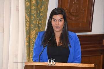 Lectura del manifiesto por Carla Demetrio en el Pleno de Telde de este martes/TA.