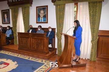 Lectura del manifiesto por Carla Demetrio en el Pleno de Telde de este martes/TA.