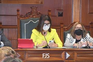 Lectura del manifiesto por Carla Demetrio en el Pleno de Telde de este martes/TA.