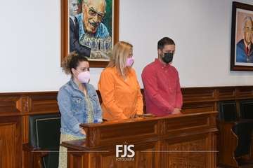 Lectura del manifiesto por Carla Demetrio en el Pleno de Telde de este martes/TA.