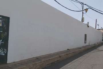  El Consistorio pinta el muro lleno de pintadas en la entrada a San Francisco/TA.