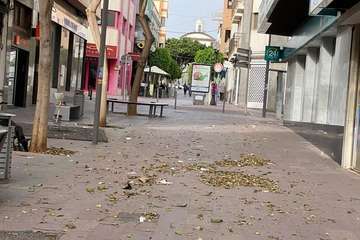 UP denuncia la suciedad dominical en la zona comercial de Los Llanos de Telde/TA.