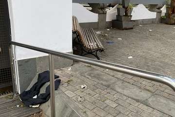 UP denuncia la suciedad dominical en la zona comercial de Los Llanos de Telde/TA.