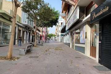UP denuncia la suciedad dominical en la zona comercial de Los Llanos de Telde/TA.