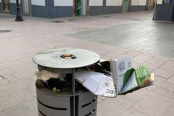 UP denuncia la suciedad dominical en la zona comercial de Los Llanos de Telde/TA.