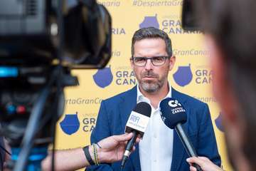 Unidos por Gran Canaria de Telde agasajó a los asistentes con un brindis al final del acto/TA y Acfi Press.