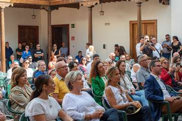 Unidos por Gran Canaria de Telde agasajó a los asistentes con un brindis al final del acto/TA y Acfi Press.