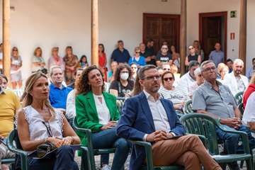 Unidos por Gran Canaria de Telde agasajó a los asistentes con un brindis al final del acto/TA y Acfi Press.