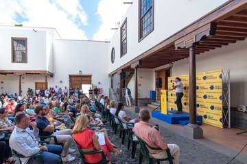 Unidos por Gran Canaria de Telde agasajó a los asistentes con un brindis al final del acto/TA y Acfi Press.