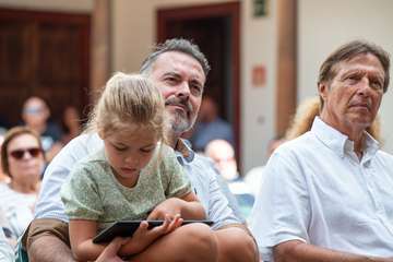 Unidos por Gran Canaria de Telde agasajó a los asistentes con un brindis al final del acto/TA y Acfi Press.