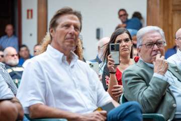 Unidos por Gran Canaria de Telde agasajó a los asistentes con un brindis al final del acto/TA y Acfi Press.