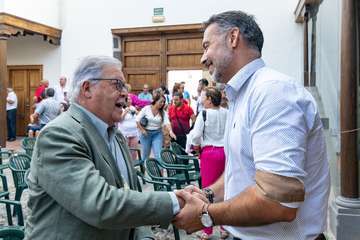 Unidos por Gran Canaria de Telde agasajó a los asistentes con un brindis al final del acto/TA y Acfi Press.