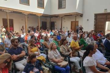 Unidos por Gran Canaria de Telde agasajó a los asistentes con un brindis al final del acto/TA y Acfi Press.