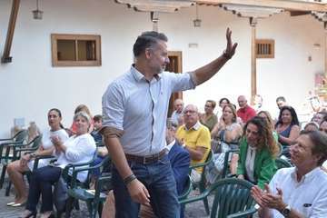 Unidos por Gran Canaria de Telde agasajó a los asistentes con un brindis al final del acto/TA y Acfi Press.