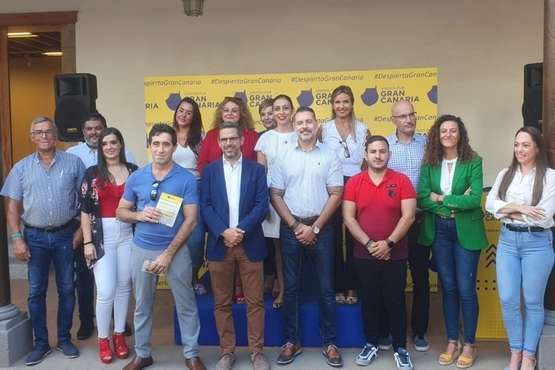 Unidos por Gran Canaria de Telde agasajó a los asistentes con un brindis al final del acto/TA y Acfi Press.