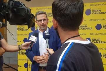 Unidos por Gran Canaria de Telde agasajó a los asistentes con un brindis al final del acto/TA y Acfi Press.