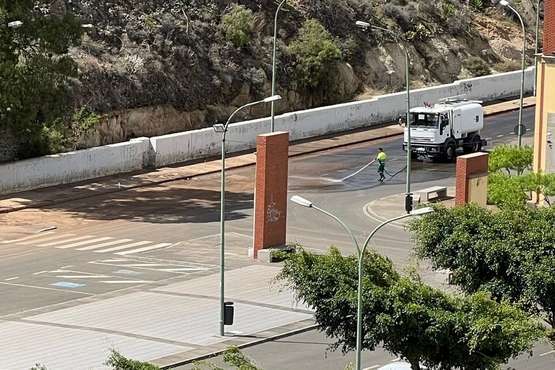 Telde limpia el barrizal de la calle donde se celebra el mercadillo de Jinámar/TA.
