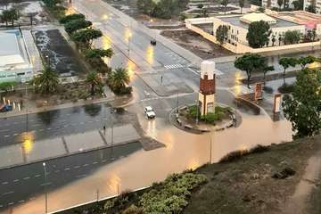 Telde limpia el barrizal de la calle donde se celebra el mercadillo de Jinámar/TA.