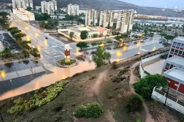 Telde limpia el barrizal de la calle donde se celebra el mercadillo de Jinámar/TA.