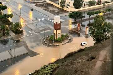 Telde limpia el barrizal de la calle donde se celebra el mercadillo de Jinámar/TA.