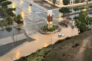 Telde limpia el barrizal de la calle donde se celebra el mercadillo de Jinámar/TA.