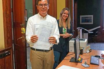 Pablo Rodríguez (CC) presenta 900 avales a su candidatura al Parlamento/TA y Acfi Press.
