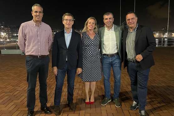 La concejala teldense Sonsoles Martín con dirigentes nacionales y regionales de su partido, ayer en Las Canteras

