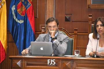 Pleno extraordinario para tomar conocimiento de la dimisión del edil Agustín Déniz/Francisco Javier Santana.