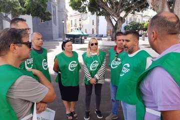 Representantes sindicales de CSIF se concentraron ante las puertas del Ayuntamiento para exigir a Función Pública el nombramiento de un interventor/TA.