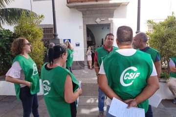 Representantes sindicales de CSIF se concentraron ante las puertas del Ayuntamiento para exigir a Función Pública el nombramiento de un interventor/TA.