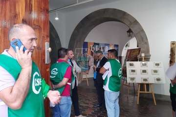 Representantes sindicales de CSIF se concentraron ante las puertas del Ayuntamiento para exigir a Función Pública el nombramiento de un interventor/TA.