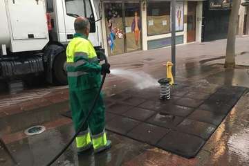 Servicios retira 4 toneladas de residuos del casco de Telde tras los eventos multitunarios/TA.