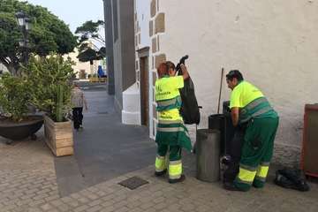 Servicios retira 4 toneladas de residuos del casco de Telde tras los eventos multitunarios/TA.