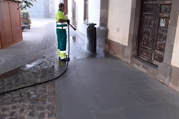 Servicios retira 4 toneladas de residuos del casco de Telde tras los eventos multitunarios/TA.