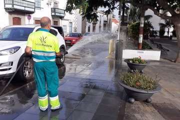 Servicios retira 4 toneladas de residuos del casco de Telde tras los eventos multitunarios/TA.