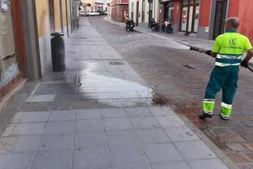 Servicios retira 4 toneladas de residuos del casco de Telde tras los eventos multitunarios/TA.
