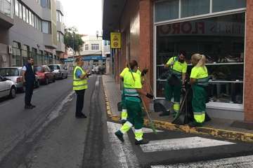 Servicios retira 4 toneladas de residuos del casco de Telde tras los eventos multitunarios/TA.