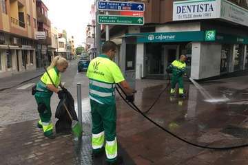 Servicios retira 4 toneladas de residuos del casco de Telde tras los eventos multitunarios/TA.